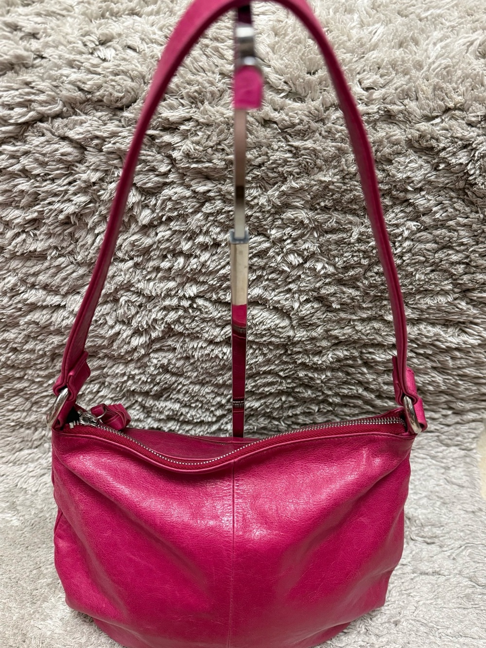 HOBO  Original-,Fuchsia Leather Shoulder Bag - Picture 6 of 13
